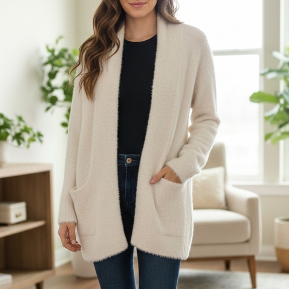 Peyton Primrose Sweaters - Peyton Primrose Nylon Blend Cream Fuzzy Sweater Size Small Ptp 22" L 27"